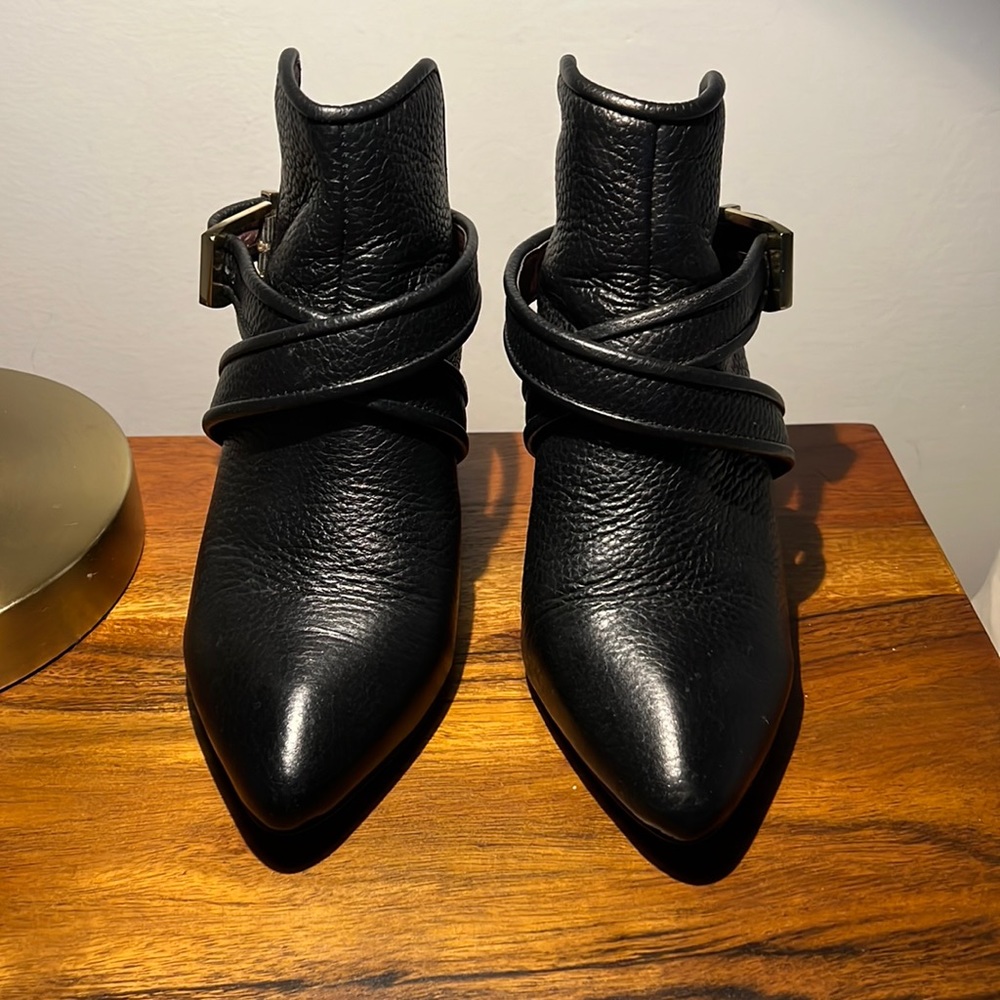 Lightly worn, super comfortable, smooth leather.